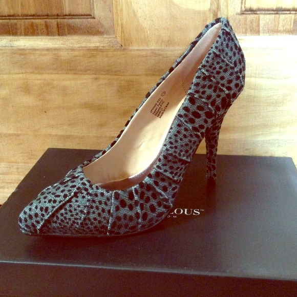 Spotted pointy toe pumps