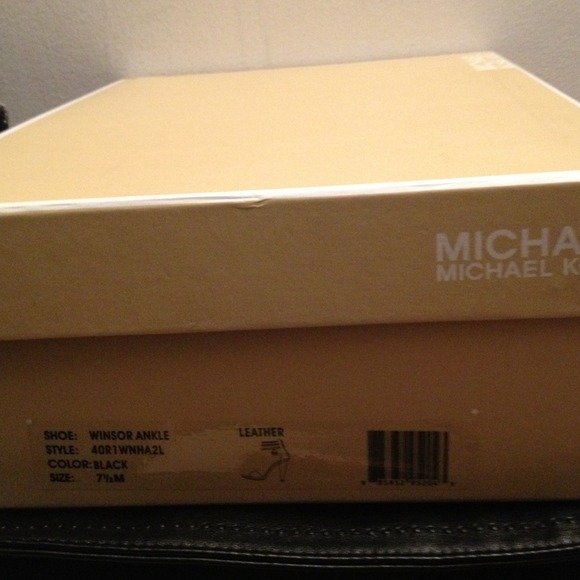 SOLD Awesome Michael kors Windsor ankle heels - Picture 2 of 4