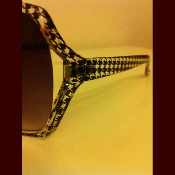 ?TRADED ?Houndstooth sunglasses