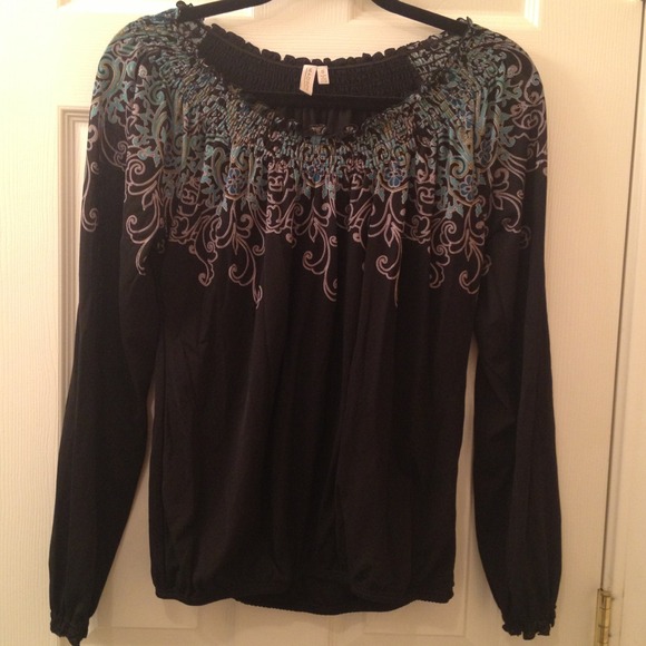 💰SOLD💰Pretty peasant top w turquoise detailing