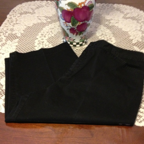 Comfy black capri's
