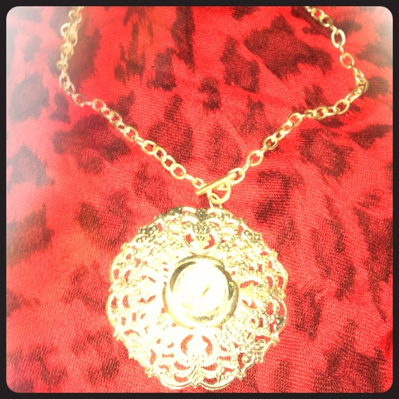 Silver Medallion rose necklace - Picture 1 of 1