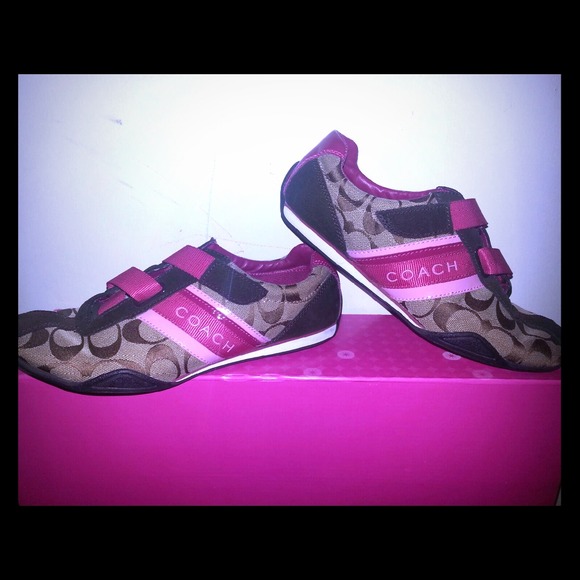 ✨Price reduced✨Pink Coach shoes