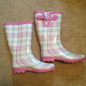 Size 8 Rainboots. Never worn!