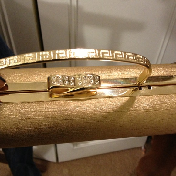 Excellent condition compliments any evening wear!!