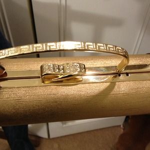 Excellent condition compliments any evening wear!!