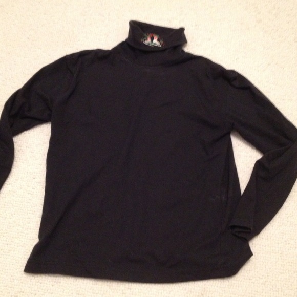 Black turtleneck. 60% cotton. Slim fit.