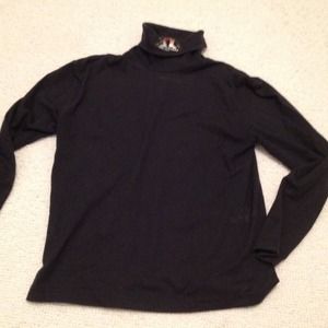 Black turtleneck. 60% cotton. Slim fit.