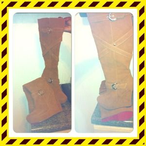 ✨Brand New✨Tan Wedge Boots with buckle on the side