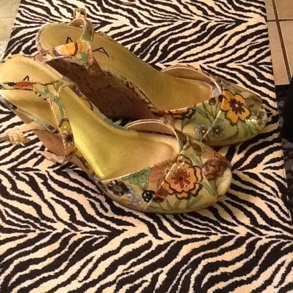 Mia Flower Wedge - Picture 1 of 3