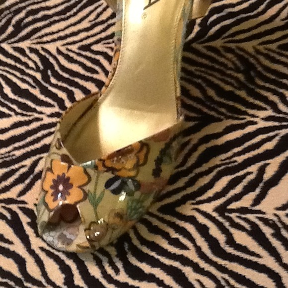 Mia Flower Wedge - Picture 2 of 3