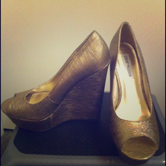 🔴SOLD🔴Size 8 Steve Madden Gold Platform Wedges