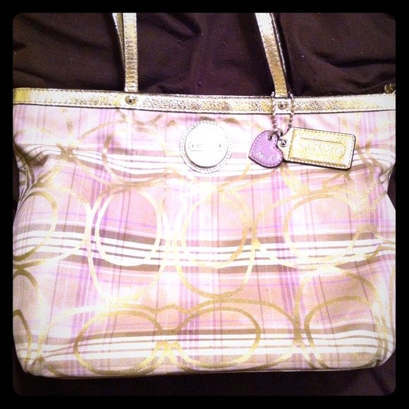 👛REDUCED!👄make an offer! Gold, lavender Coach