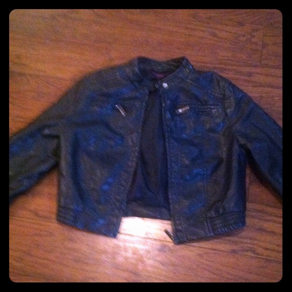 ⛔Sold⛔Leather low cut jacket .