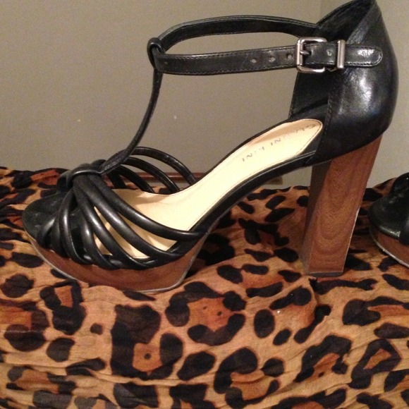 Gianni Bini black open toe heels