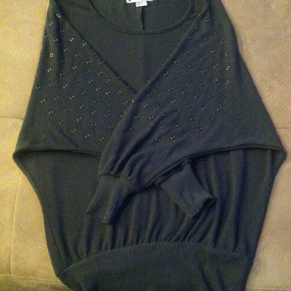 🔴SOLD🔴Gray oversized sweater with studded sleeve