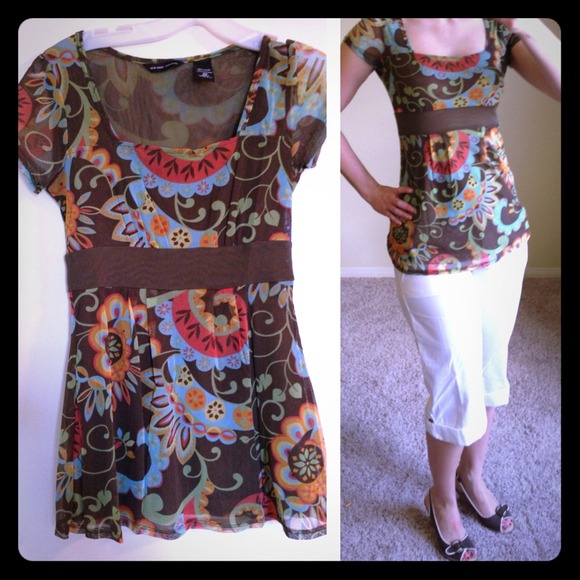 🚫SOLD🚫Colorful paisley short sleeve tunic!