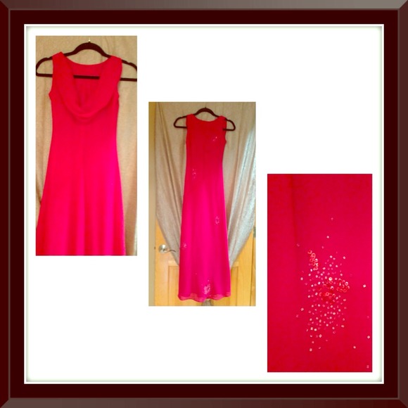 Red Gown with a bit of sparkle - Picture 1 of 4