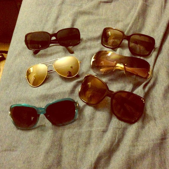 Non designer sunglasses 3$ per/$20 for 6 pairs