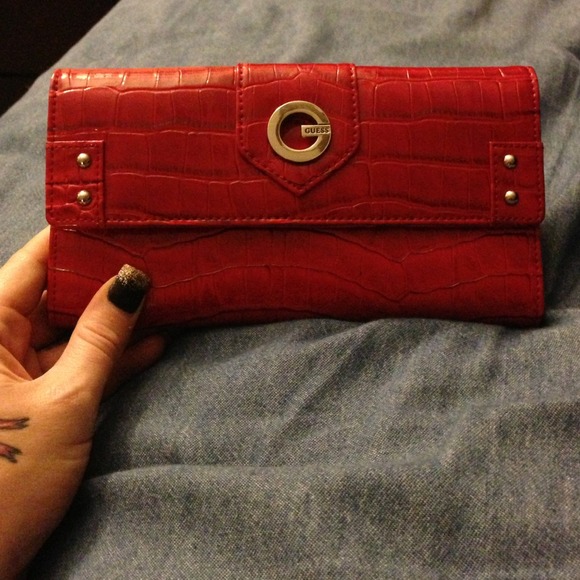 🎈Reserved🎈Shiny red crocodile print Guess wallet