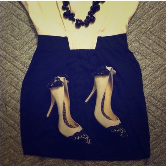 Two-toned Dress with pleats &key hole back