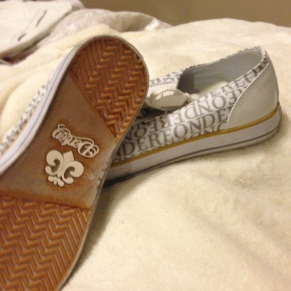Tennis shoe