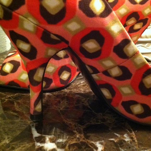 BCBGIRLS Size 6 colorful Peep-toe Shoe - Picture 2 of 4