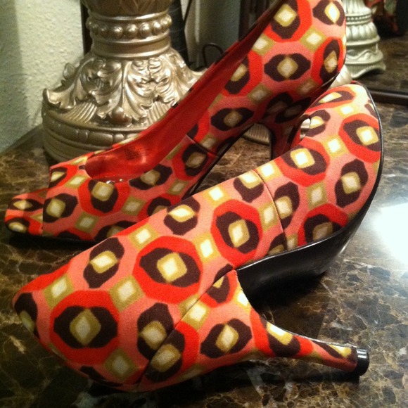 BCBGIRLS Size 6 colorful Peep-toe Shoe - Picture 3 of 4