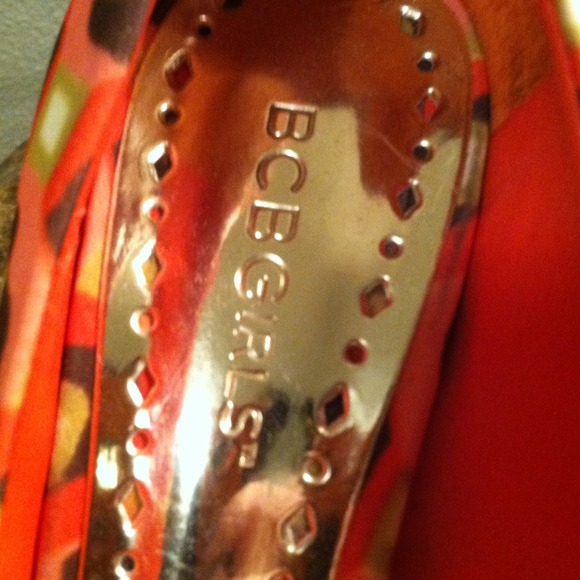 BCBGIRLS Size 6 colorful Peep-toe Shoe - Picture 4 of 4
