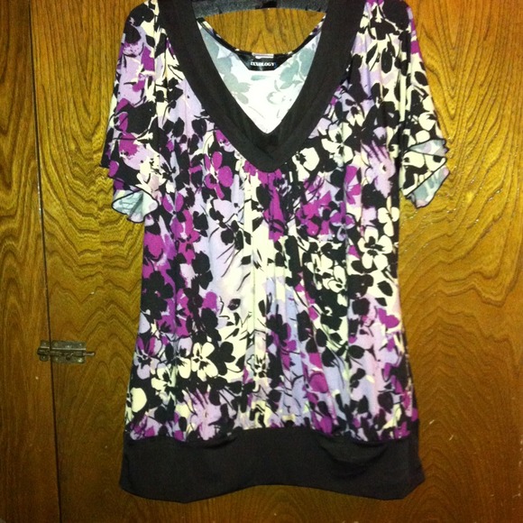 Floral print blouse.
