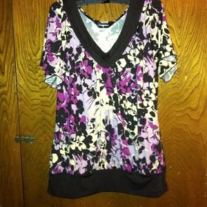 Floral print blouse.