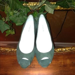 Suede emerald green peep toe flats.