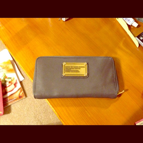 Sold. Classic Q Slim Zip Around