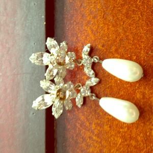 Rhinestone and pearl hanging earrings