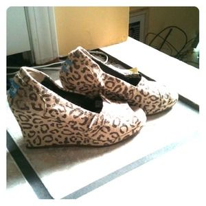 A pair of Toms wedges NWT