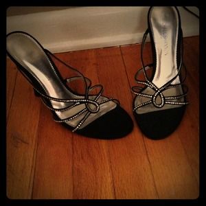 Black & rhinestones. Perfect for homecoming!