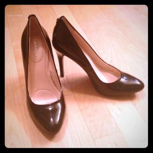 Black patent Calvin Klein Whinnie pumps