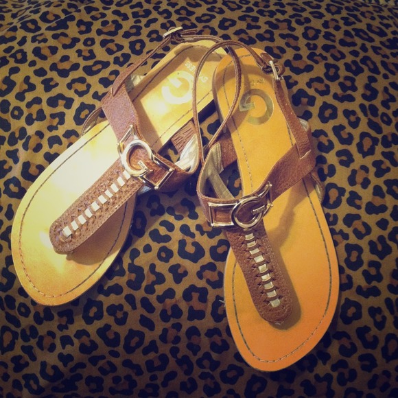 🚫SOLD via PayPal 🚫Guess Thong Sandel