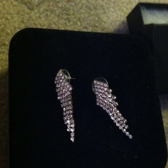 🔴Sold in bundle. Dangle bling earrings