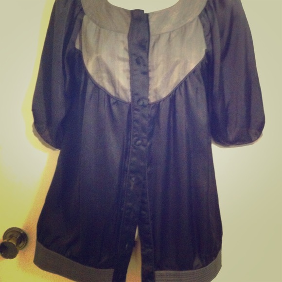 🔴SOLD!🔴Size S Black/Gray silky top