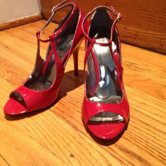 🚨Reduced red pumps! Guess size 9.5 sexy!