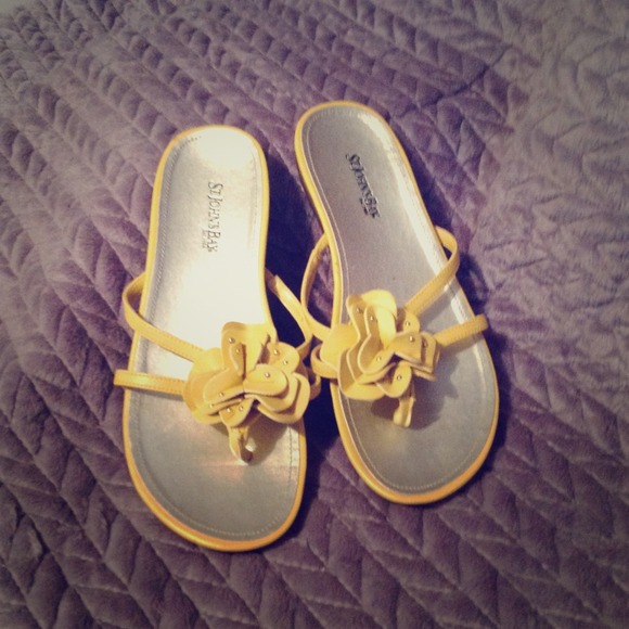 Yellow St. John's Bay flat sandals size 8