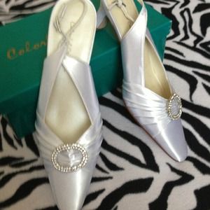 Dyeable white satin shoes.