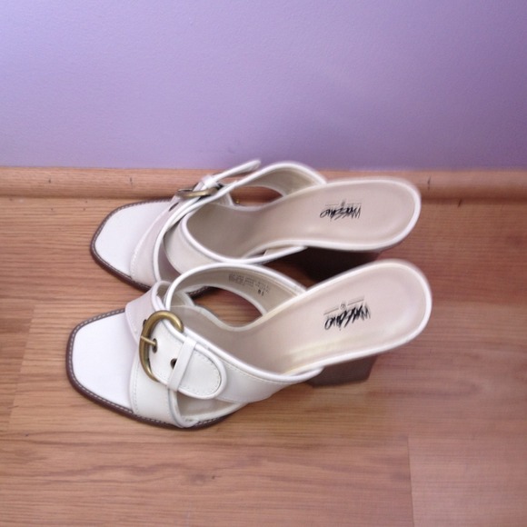 High heels that are pearl white - Picture 1 of 1