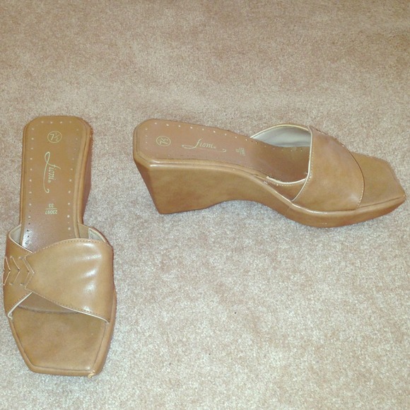 Tan/beige wedges