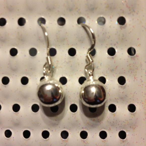 Silver pearl drop earrings
