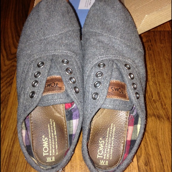 Grey women's TOMS Cordones.