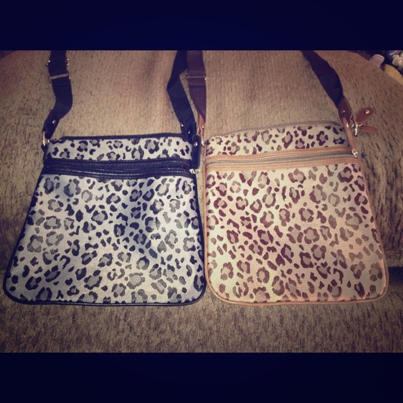 🎀Sold🎀Black cheeta cross body purse!