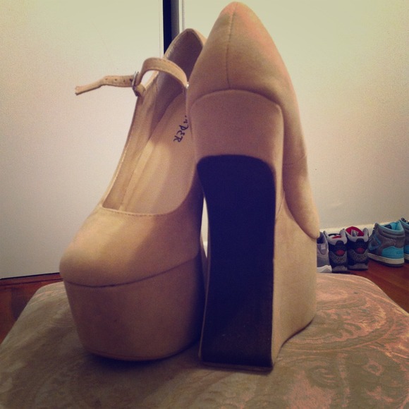 Nude, suede "heel-less" pumps