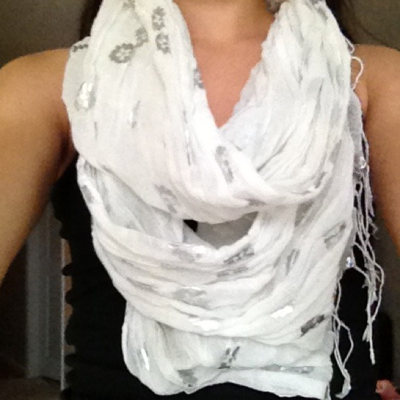 ❌SOLD❌Cute white scarf with silver flowers
